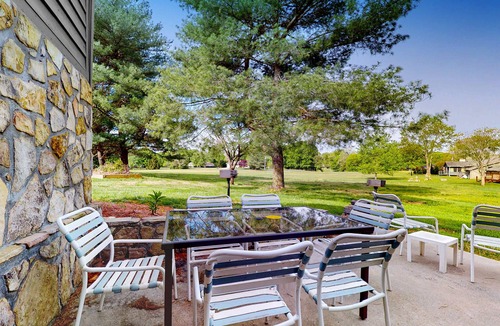 Baneberry House | Charming Studio, Sleeps 4, Close to Douglas Lake