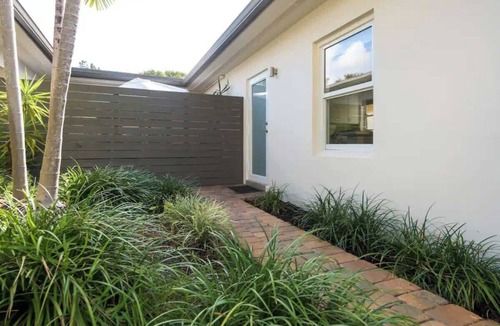 Lake Ridge House | Charming Studio Prime Location Steps from Beach