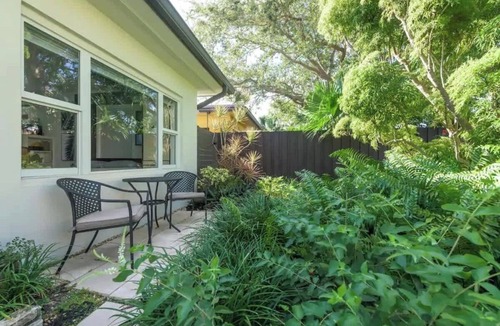 Lake Ridge House | Charming Studio Prime Location Steps from Beach