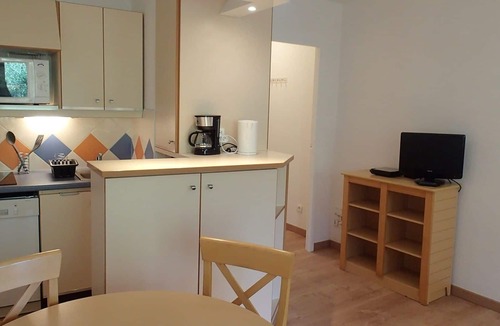 Fabron Apartment | charming studio with pool and park 600 m to the beach