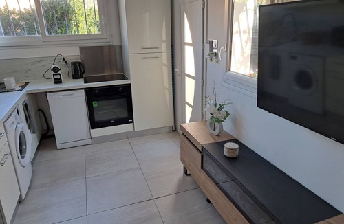 La Crau Apartment | Charming studio with private courtyard