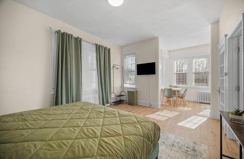 Pittsburgh Apartment | Charming Studio with Sun Room Sleeps 4