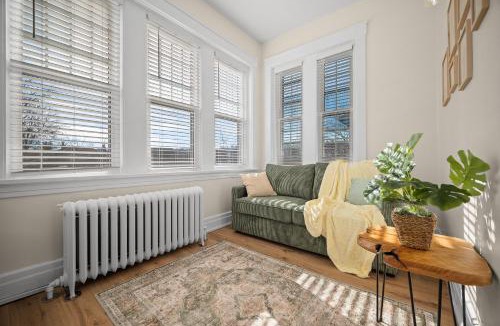 Pittsburgh Apartment | Charming Studio with Sun Room Sleeps 4