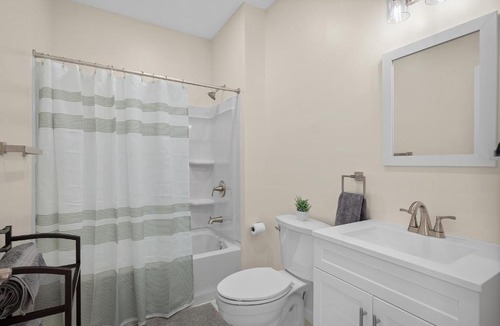 Pittsburgh Apartment | Charming Studio with Sun Room Sleeps 4