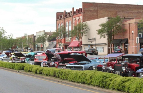 Commerce Apartment | Charming studio with WiFi and AC in terrific Downtown Commerce!