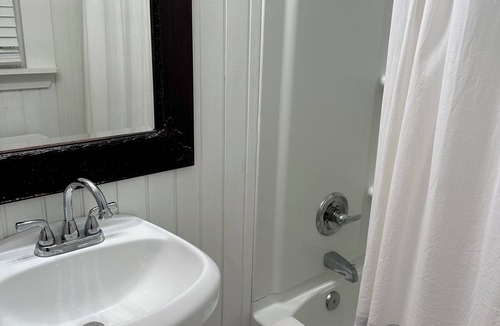 Commerce Apartment | Charming studio with WiFi and AC in terrific Downtown Commerce!