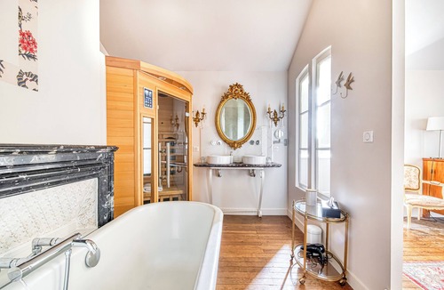 Bouchemaine Bed & Breakfast | Charming suite with sauna at Château Le Fresne