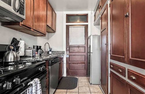 Old Irving Park Apartment | Charming Sunlit 1BR Apartment