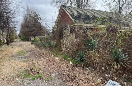 Clarksdale Cottage | Charming, Sunny Studio Cottage walking distance to Downtown!