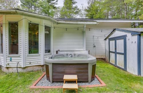 Swan Lake House | Charming Swan Lake Apartment with Deck!