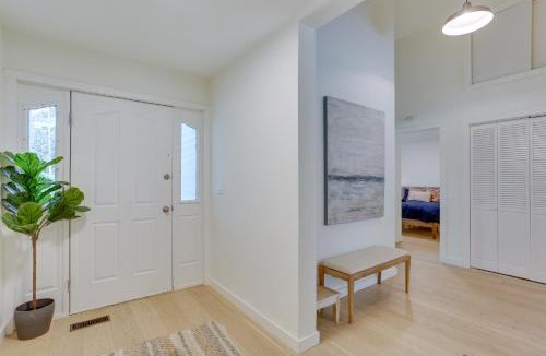 Swan Lake House | Charming Swan Lake Apartment with Deck!