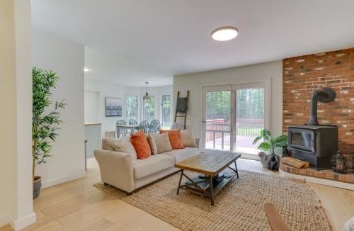 Swan Lake House | Charming Swan Lake Apartment with Deck!