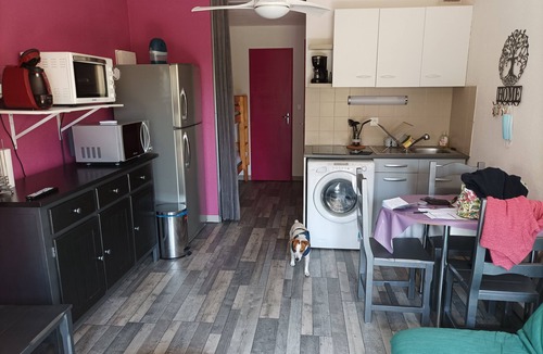 Les Arenes Apartment | Charming T2 available 18/07-1/08 and off season. Beach 800 m, swimming pool, parking,