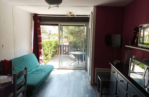 Les Arenes Apartment | Charming T2 available 18/07-1/08 and off season. Beach 800 m, swimming pool, parking,