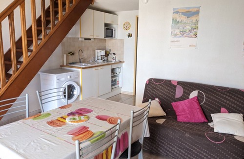 Port-la-Nouvelle Villa | Charming T2 Mezzanine Villa with Garden, 500m from Beach, Parking, Sleeps 6 – Port-la-Nouvelle