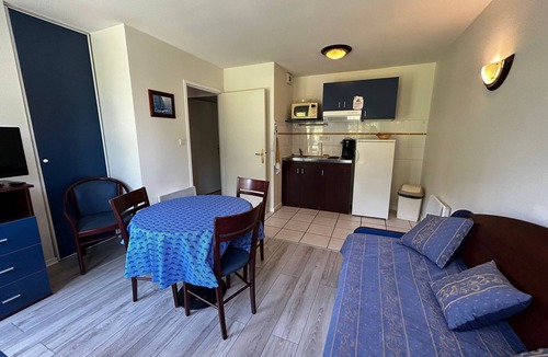 La Roche-Posay Apartment | Charming T2 with Shared Pool and WIFI 200m from the Spa