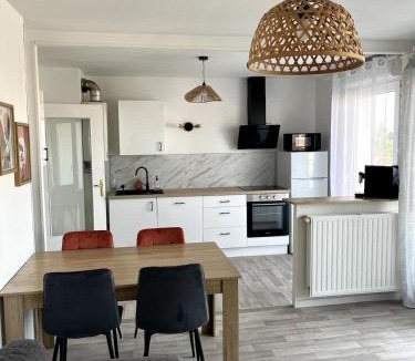 Meyzieu Apartment | Charming T3 - Garage - Balcon