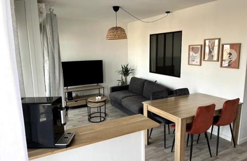 Meyzieu Apartment | Charming T3 - Garage - Balcon
