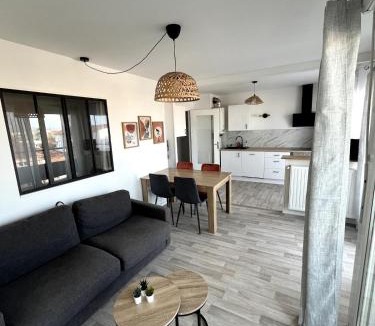 Meyzieu Apartment | Charming T3 - Garage - Balcon