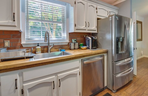 Temple House | Charming Temple Home: Sunroom & Private Backyard!