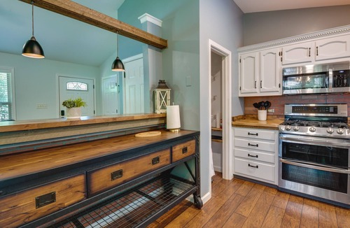 Temple House | Charming Temple Home: Sunroom & Private Backyard!