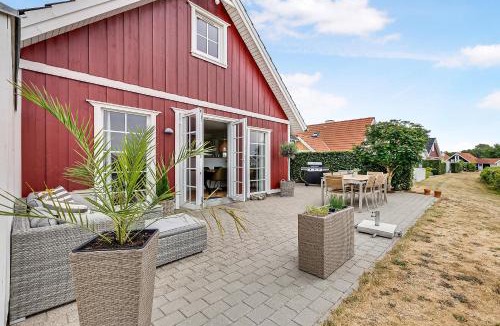 Middelfart House | Charming Terraced House By The Beach And Forest