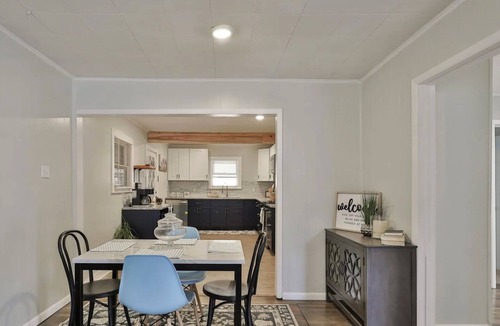 Elmwood Area House | Charming Texas Cottage with Modern Farmhouse Style