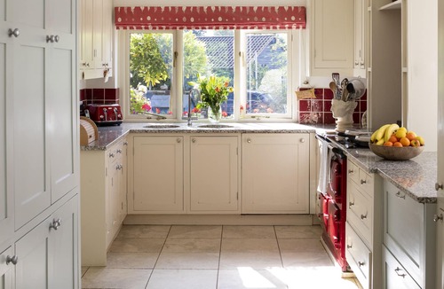 Great Horwood House | Charming thatched cottage and gardens