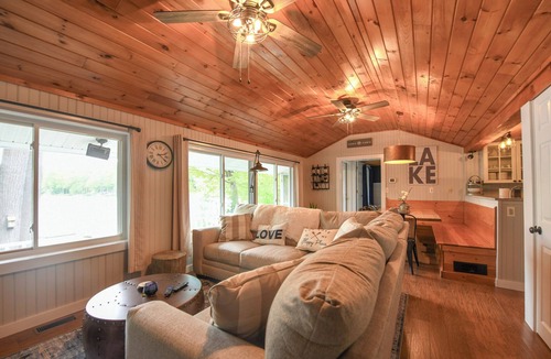 Oxford House | Charming Thompson Lake Retreat – Sandy Beach, Dock & Kayaks