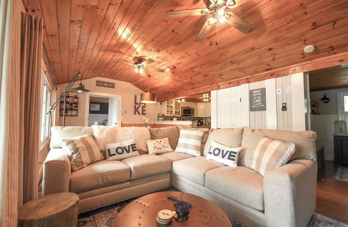 Oxford House | Charming Thompson Lake Retreat – Sandy Beach, Dock & Kayaks