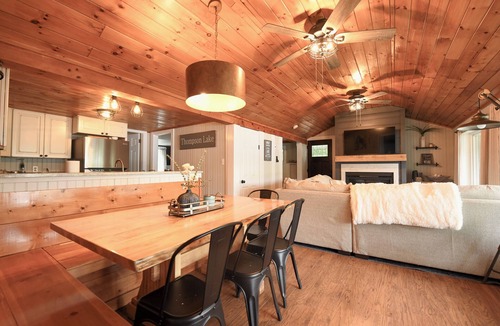 Oxford House | Charming Thompson Lake Retreat – Sandy Beach, Dock & Kayaks