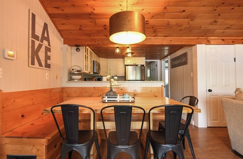 Oxford House | Charming Thompson Lake Retreat – Sandy Beach, Dock & Kayaks