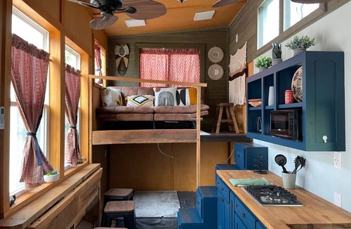 Graford House | Charming Tiny Bungalow at Rock Creek Resort on PK