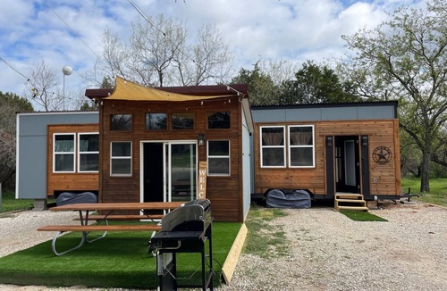 Graford House | Charming Tiny Bungalow at Rock Creek Resort on PK