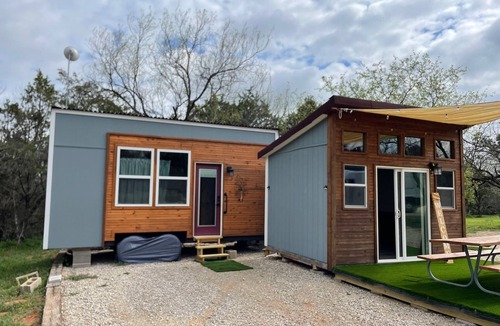 Graford House | Charming Tiny Bungalow at Rock Creek Resort on PK