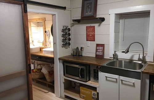 Medina Cottage | Charming Tiny Home & Hot Tub, Medina