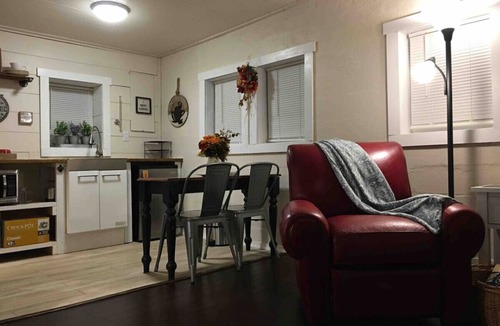 Medina Cottage | Charming Tiny Home & Hot Tub, Medina