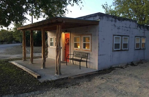 Medina Cottage | Charming Tiny Home & Hot Tub, Medina