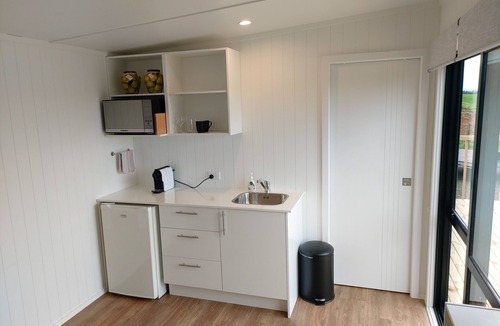Rangiriri Cabin | Charming Tiny Home, pet-friendly, close to SH1 and Hampton Downs.