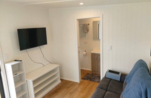 Rangiriri Cabin | Charming Tiny Home, pet-friendly, close to SH1 and Hampton Downs.