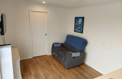 Rangiriri Cabin | Charming Tiny Home, pet-friendly, close to SH1 and Hampton Downs.