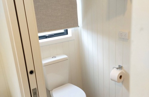 Rangiriri Cabin | Charming Tiny Home, pet-friendly, close to SH1 and Hampton Downs.