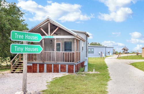 Lampasas Cabin | Charming Tiny House Near Lake & Springs