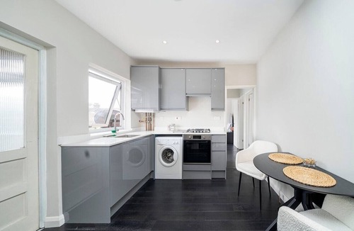 Upper Edmonton Apartment | Charming Tottenham 2-BR near Stadium