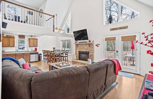 Albrightsville Ski Chalet | Charming Towamensing Trails Chalet - Sleeps 9, Fireplace, BBQ Deck & Large Yard