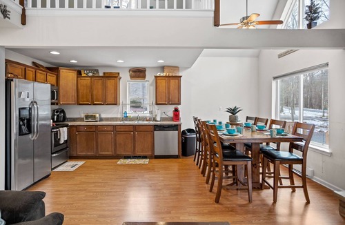 Albrightsville Ski Chalet | Charming Towamensing Trails Chalet - Sleeps 9, Fireplace, BBQ Deck & Large Yard