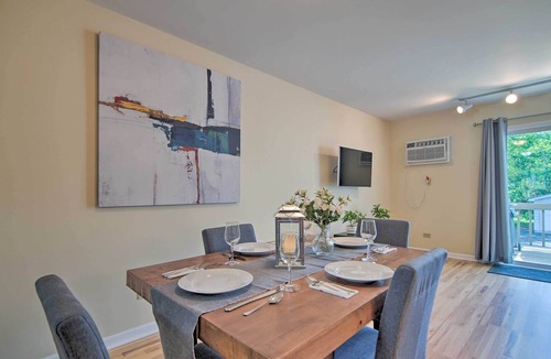 Gurnee House | Charming Townhome < 6 Mi Lake Michigan Beach!