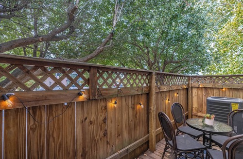 Arsenal Hill House | Charming Townhome,PRIME LOCATION,Historic,Mins to USC,TVs,Parking,Fireplace,W/D