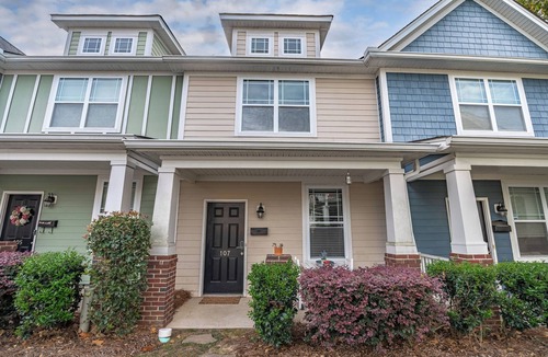 Arsenal Hill House | Charming Townhome,PRIME LOCATION,Historic,Mins to USC,TVs,Parking,Fireplace,W/D