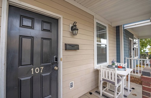 Arsenal Hill House | Charming Townhome,PRIME LOCATION,Historic,Mins to USC,TVs,Parking,Fireplace,W/D